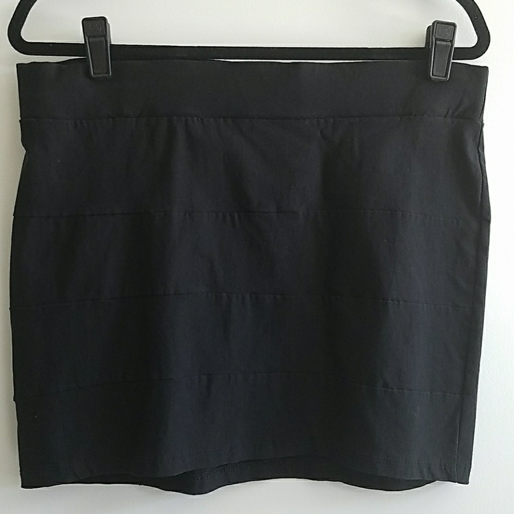Stretchy black skirt